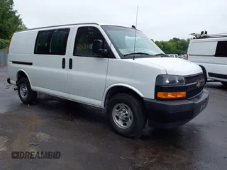 2021 Chevrolet Express Cargo z VIN 1GCWGAF7XM1179003, wystawiony jako IAAI lot #42434171 z przebiegiem 54 473 mil mil oraz . Historia ofert i sprzedaży dostępna na DreamBid. Obrazek 1.