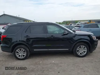 2019 Ford Explorer XLT с VIN 1FM5K8D88KGA86159, выставлен на аукционе IAAI как лот 42513369 с пробегом 52 614 миль миль и . История ставок и продаж доступна на DreamBid. Изображение 13.