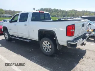 2015 GMC Sierra 2500HD Denali z VIN 1GT120E8XFF121170, wystawiony jako IAAI lot #42051421 z przebiegiem Nie podano mil oraz . Historia ofert i sprzedaży dostępna na DreamBid. Obrazek 3.