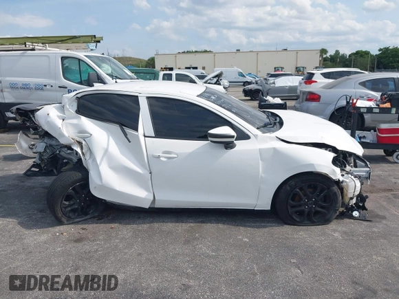 2019 Toyota Yaris L z VIN 3MYDLBYV0KY517300, wystawiony jako IAAI lot #41446298 z przebiegiem 144 666 mil mil oraz . Historia ofert i sprzedaży dostępna na DreamBid. Obrazek 13.