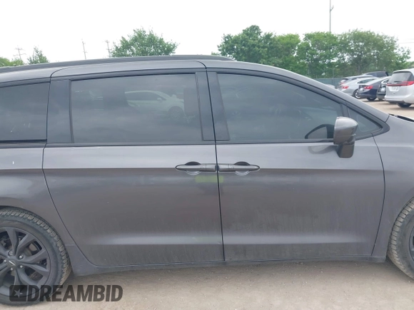 2020 Chrysler Pacifica Touring L with VIN 2C4RC1BG6LR247919, listed as a IAAI auction lot 41930508 with 66,952 mi miles and . Bid and sale history available at DreamBid. Image 13.
