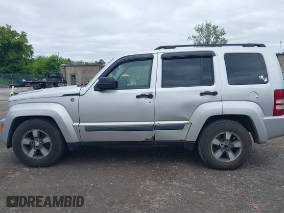 2008 Jeep Liberty Sport z VIN 1J8GN28KX8W247173, wystawiony jako IAAI lot #42259760 z przebiegiem 216 848 mil mil oraz . Historia ofert i sprzedaży dostępna na DreamBid. Obrazek 6.