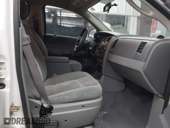 2005 Dodge Durango SLT z VIN 1D4HD48D75F519320, wystawiony jako IAAI lot #42380006 z przebiegiem 84 625 mil mil oraz . Historia ofert i sprzedaży dostępna na DreamBid. Obrazek 5.