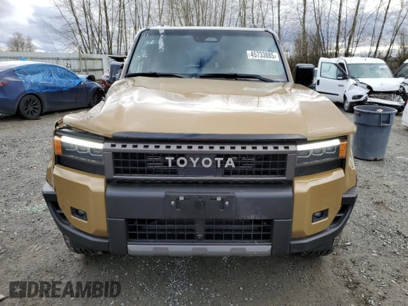 2024 Toyota Land Cruiser z VIN JTEABFAJ8RK010961, wystawiony jako Copart lot #45733885 z przebiegiem 3 013 mil mil oraz Szkoda całkowita • Salvage title. Historia ofert i sprzedaży dostępna na DreamBid. Obrazek 5.