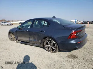 2024 Volvo S60 Core Dark Theme z VIN 7JRL12TK9RG305506, wystawiony jako Copart lot #43276995 z przebiegiem 603 mil mil oraz Szkoda całkowita • Salvage title. Historia ofert i sprzedaży dostępna na DreamBid. Obrazek 2.