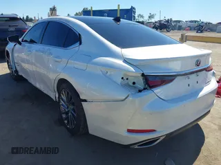 2024 Lexus ES 350 Luxury z VIN 58AEZ1B15RU175250, wystawiony jako IAAI lot #42233883 z przebiegiem 14 483 mil mil oraz . Historia ofert i sprzedaży dostępna na DreamBid. Obrazek 3.