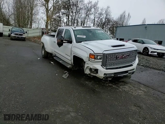 2018 GMC Sierra 3500HD Denali z VIN 1GT42YEY2JF254218, wystawiony jako Copart lot #85935094 z przebiegiem 157 907 mil mil oraz Szkody całkowita. Historia ofert i sprzedaży dostępna na DreamBid. Obrazek 10.