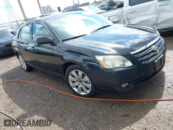 2007 Toyota Avalon XL z VIN 4T1BK36B87U184714, wystawiony jako IAAI lot #42243997 z przebiegiem 165 691 mil mil oraz . Historia ofert i sprzedaży dostępna na DreamBid. Obrazek 1.
