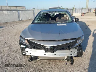 2023 Toyota Camry LE z VIN 4T1C11AK2PU125757, wystawiony jako IAAI lot #42128196 z przebiegiem 5 777 mil mil oraz . Historia ofert i sprzedaży dostępna na DreamBid. Obrazek 12.