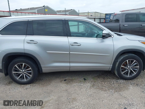 2017 Toyota Highlander XLE z VIN 5TDJZRFH6HS509725, wystawiony jako IAAI lot #42677602 z przebiegiem 120 311 mil mil oraz . Historia ofert i sprzedaży dostępna na DreamBid. Obrazek 13.