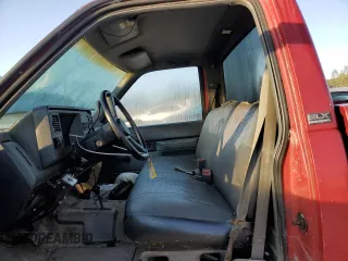 1989 GMC Sierra 2500 z VIN 1GTGK24K9KE531445, wystawiony jako Copart lot #69101214 z przebiegiem Nie podano mil oraz Szkody całkowita. Historia ofert i sprzedaży dostępna na DreamBid. Obrazek 7.