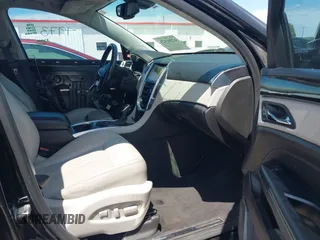 2015 Cadillac SRX Performance Collection z VIN 3GYFNCE30FS549872, wystawiony jako IAAI lot #42201529 z przebiegiem 125 128 mil mil oraz . Historia ofert i sprzedaży dostępna na DreamBid. Obrazek 5.