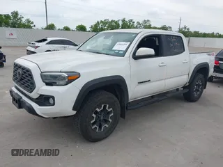 2022 Toyota Tacoma SR z VIN 3TMCZ5AN7NM493268, wystawiony jako IAAI lot #42041593 z przebiegiem 100 589 mil mil oraz . Historia ofert i sprzedaży dostępna na DreamBid. Obrazek 2.