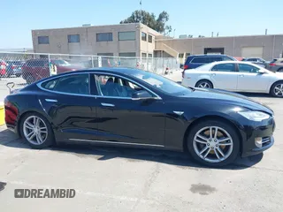 2013 Tesla Model S Performance z VIN 5YJSA1CP6DFP08779, wystawiony jako IAAI lot #42172960 z przebiegiem 136 450 mil mil oraz . Historia ofert i sprzedaży dostępna na DreamBid. Obrazek 13.