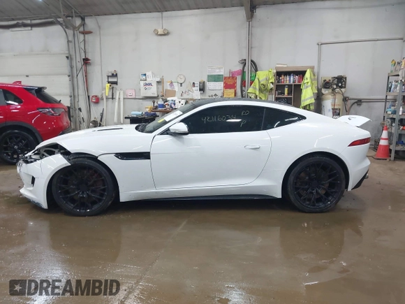 2015 Jaguar F-Type R z VIN SAJWA6DA3FMK21267, wystawiony jako IAAI lot #42116034 z przebiegiem 60 044 mil mil oraz . Historia ofert i sprzedaży dostępna na DreamBid. Obrazek 14.