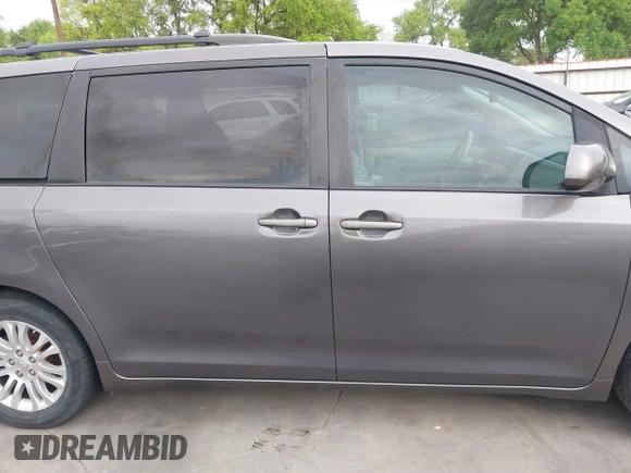 2011 Toyota Sienna XLE AAS with VIN 5TDYK3DC1BS136012, listed as a IAAI auction lot 41869637 with 231,418 mi miles. Bid and sale history available at carsss.com. Image 14.