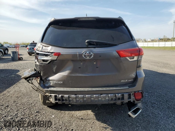 2018 Toyota Highlander SE z VIN 5TDJZRFH4JS551509, wystawiony jako Copart lot #56700765 z przebiegiem 133 320 mil mil oraz Szkoda całkowita • Salvage title. Historia ofert i sprzedaży dostępna na DreamBid. Obrazek 6.