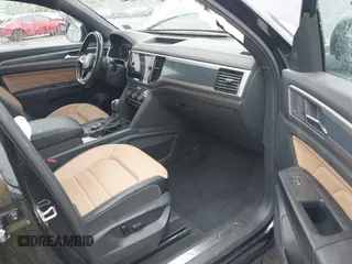 2020 Volkswagen Atlas SEL Premium z VIN 1V2NE2CA6LC219893, wystawiony jako IAAI lot #42252993 z przebiegiem 65 293 mil mil oraz . Historia ofert i sprzedaży dostępna na DreamBid. Obrazek 5.