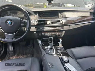 2015 BMW 5 Series 528i z VIN WBA5A5C54FD523446, wystawiony jako Copart lot #58411705 z przebiegiem 165 596 mil mil oraz Czysty tytuł • Clean title. Historia ofert i sprzedaży dostępna na DreamBid. Obrazek 9.
