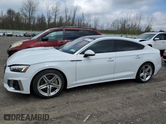 2022 Audi A5 Sportback S line Premium Plus z VIN WAUFACF59NA018118, wystawiony jako Copart lot #55637735 z przebiegiem 34 568 mil mil oraz Szkody całkowita. Historia ofert i sprzedaży dostępna na DreamBid. Obrazek 1.
