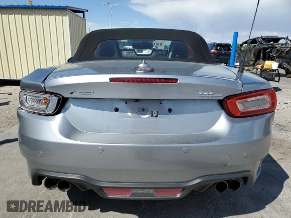 2017 FIAT 124 Spider Lusso z VIN JC1NFAEKXH0114164, wystawiony jako Copart lot #62959405 z przebiegiem 11 879 mil mil oraz Szkoda całkowita • Salvage title. Historia ofert i sprzedaży dostępna na DreamBid. Obrazek 6.