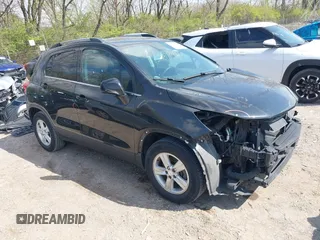 2020 Chevrolet Trax LT z VIN 3GNCJLSB9LL226191, wystawiony jako IAAI lot #42010382 z przebiegiem 90 357 mil mil oraz . Historia ofert i sprzedaży dostępna na DreamBid. Obrazek 1.