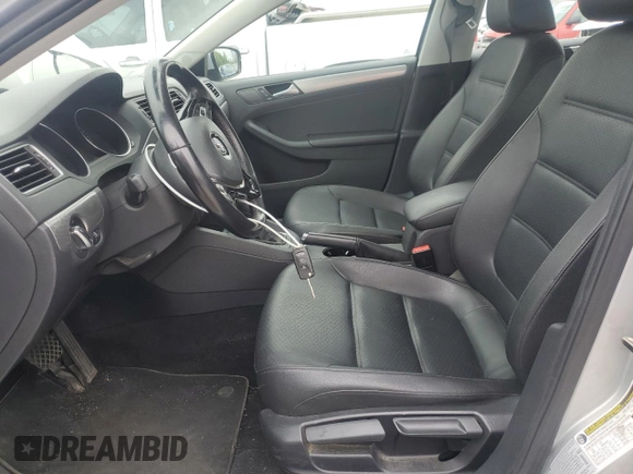 2015 Volkswagen Jetta SE z VIN 3VWD07AJ0FM252092, wystawiony jako Copart lot #56682945 z przebiegiem 104 325 mil mil oraz Czysty tytuł • Clean title. Historia ofert i sprzedaży dostępna na DreamBid. Obrazek 7.
