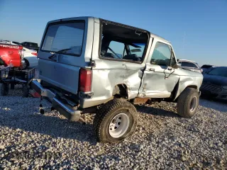 1987 Ford Bronco z VIN 1FMCU12T1HUA12785, wystawiony jako Copart lot #85747984 z przebiegiem Nie podano mil oraz Szkoda całkowita • Salvage title. Historia ofert i sprzedaży dostępna na DreamBid. Obrazek 3.