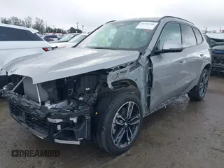 2023 BMW X1 xDrive28i z VIN WBX73EF02P5X48940, wystawiony jako IAAI lot #41528706 z przebiegiem 10 683 mil mil oraz . Historia ofert i sprzedaży dostępna na DreamBid. Obrazek 2.