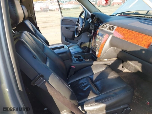 2014 Chevrolet Suburban LT with VIN 1GNSKJE75ER152008, listed as a IAAI auction lot 40938852 with 210,489 mi miles. Bid and sale history available at carsss.com. Image 5.