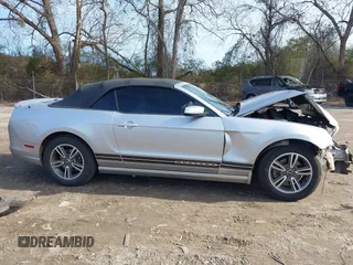 2013 Ford Mustang V6 z VIN 1ZVBP8EM9D5236439, wystawiony jako IAAI lot #41332666 z przebiegiem 156 371 mil mil oraz . Historia ofert i sprzedaży dostępna na DreamBid. Obrazek 13.