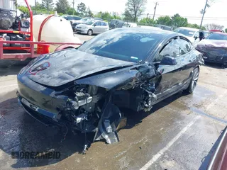 2025 Tesla Model 3 Long Range z VIN 5YJ3E1EA2SF918505, wystawiony jako IAAI lot #41968148 z przebiegiem 2490 mil mil oraz . Historia ofert i sprzedaży dostępna na DreamBid. Obrazek 2.