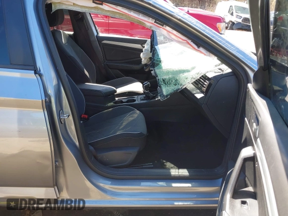 2025 Volkswagen Jetta Sport z VIN 3VWBX7BU8SM009474, wystawiony jako IAAI lot #41904378 z przebiegiem 5 508 mil mil oraz . Historia ofert i sprzedaży dostępna na DreamBid. Obrazek 5.