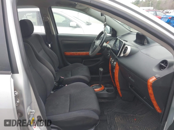 2005 Scion xA z VIN JTKKT604350106657, wystawiony jako IAAI lot #42100228 z przebiegiem 120 800 mil mil oraz . Historia ofert i sprzedaży dostępna na DreamBid. Obrazek 5.