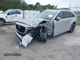 2024 Mazda CX-90 S z VIN JM3KK1HC0R1135680, wystawiony jako IAAI lot #42492399 z przebiegiem 38 940 mil mil oraz . Historia ofert i sprzedaży dostępna na DreamBid. Obrazek 6.
