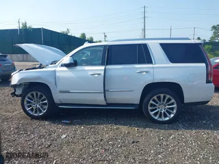 2019 Cadillac Escalade Luxury with VIN 1GYS4BKJ1KR400821, listed as a IAAI auction lot 39626366 with 75,775 mi miles. Bid and sale history available at carsss.com. Image 14.