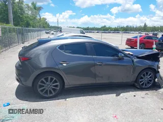 2022 Mazda 3 Select z VIN JM1BPAKL1N1519383, wystawiony jako IAAI lot #39742243 z przebiegiem 20 080 mil mil oraz . Historia ofert i sprzedaży dostępna na DreamBid. Obrazek 13.
