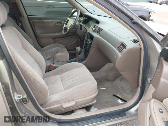2000 Toyota Camry CE z VIN JT2BG22K9Y0458526, wystawiony jako IAAI lot #42289402 z przebiegiem 269 596 mil mil oraz . Historia ofert i sprzedaży dostępna na DreamBid. Obrazek 5.