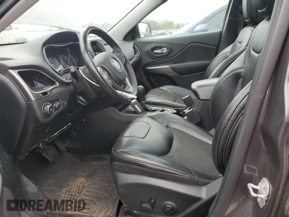 2019 Jeep Cherokee Latitude Plus z VIN 1C4PJLLN8KD215917, wystawiony jako Copart lot #49458585 z przebiegiem 103 182 mil mil oraz Czysty tytuł • Clean title. Historia ofert i sprzedaży dostępna na DreamBid. Obrazek 7.