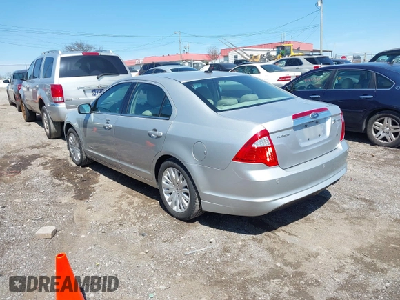 2010 Ford Fusion Hybrid z VIN 3FADP0L38AR411074, wystawiony jako IAAI lot #41928348 z przebiegiem 79 306 mil mil oraz . Historia ofert i sprzedaży dostępna na DreamBid. Obrazek 3.