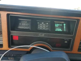 1988 Cadillac Seville z VIN 1G6KS5152JU809989, wystawiony jako Copart lot #51385205 z przebiegiem 40 217 mil mil oraz Czysty tytuł • Clean title. Historia ofert i sprzedaży dostępna na DreamBid. Obrazek 9.