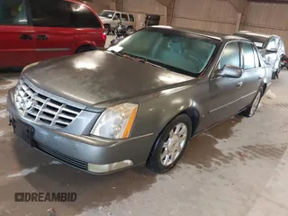 2008 Cadillac DTS 1SA z VIN 1G6KD57Y58U157195, wystawiony jako IAAI lot #41534453 z przebiegiem 199 793 mil mil oraz . Historia ofert i sprzedaży dostępna na DreamBid. Obrazek 2.