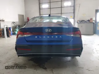 2024 Hyundai Elantra SE z VIN KMHLL4DG9RU681389, wystawiony jako IAAI lot #42017186 z przebiegiem 13 762 mil mil oraz . Historia ofert i sprzedaży dostępna na DreamBid. Obrazek 16.