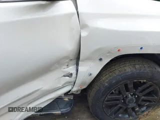 2018 Toyota 4Runner SR5 z VIN JTEBU5JR2J5563719, wystawiony jako IAAI lot #41795840 z przebiegiem Nie podano mil oraz . Historia ofert i sprzedaży dostępna na DreamBid. Obrazek 6.