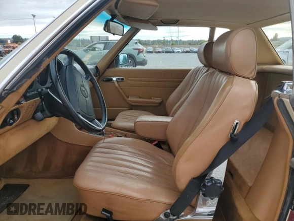 1986 Mercedes-Benz 560 SL z VIN WDBBA48D9GA042092, wystawiony jako Copart lot #82438564 z przebiegiem 43 758 mil mil oraz Szkoda całkowita • Salvage title. Historia ofert i sprzedaży dostępna na DreamBid. Obrazek 7.