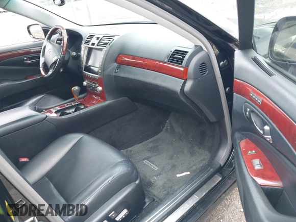 2010 Lexus LS 460 z VIN JTHCL5EF5A5005714, wystawiony jako IAAI lot #42616045 z przebiegiem 101 834 mil mil oraz . Historia ofert i sprzedaży dostępna na DreamBid. Obrazek 5.