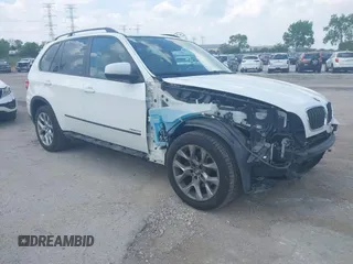 2011 BMW X5 35i z VIN 5UXZV4C55BL739890, wystawiony jako IAAI lot #42268402 z przebiegiem 82 719 mil mil oraz . Historia ofert i sprzedaży dostępna na DreamBid. Obrazek 1.