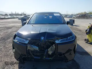 2024 BMW iX xDrive50 z VIN WB523CF08RCP18427, wystawiony jako IAAI lot #42001711 z przebiegiem 15 744 mil mil oraz . Historia ofert i sprzedaży dostępna na DreamBid. Obrazek 12.
