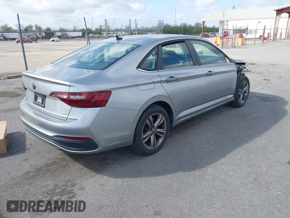 2023 Volkswagen Jetta SE z VIN 3VW7M7BU2PM056005, wystawiony jako IAAI lot #41768826 z przebiegiem 33 838 mil mil oraz . Historia ofert i sprzedaży dostępna na DreamBid. Obrazek 4.