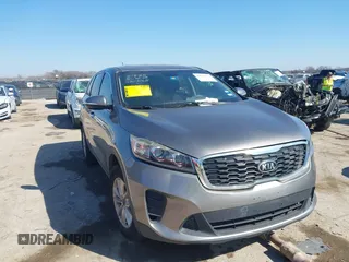 2019 Kia Sorento LX z VIN 5XYPG4A39KG496696, wystawiony jako IAAI lot #41676250 z przebiegiem 105 689 mil mil oraz . Historia ofert i sprzedaży dostępna na DreamBid. Obrazek 1.